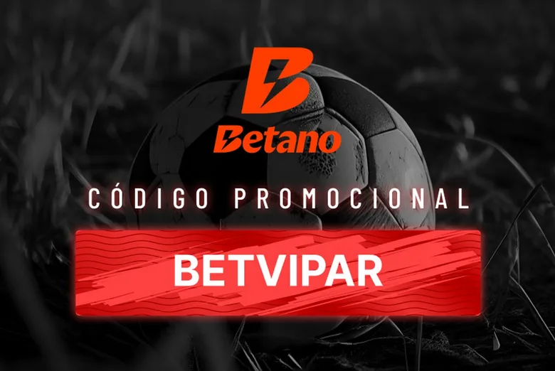 Balón de fútbol oscuro sobre pasto, en blanco y negro, con el logotipo naranja de betano, el texto «Código Promocional» y un botón rojo con la palabra BETVIPAR.